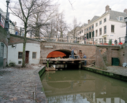 838526 Gezicht op de Brigittenbrug over de Nieuwegracht te Utrecht, die gerestaureerd wordt.